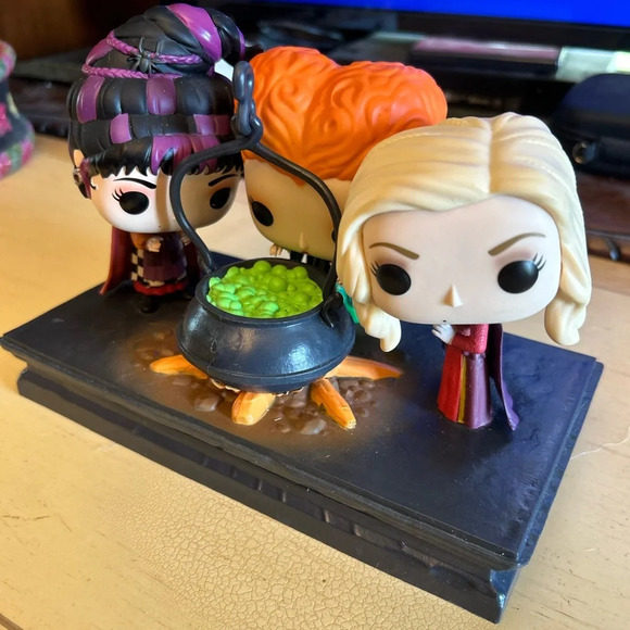 Funko Pop 560 The Sanderson Sisters Hocus Pocus Movie Moment with Cauldron - Picture 2 of 5